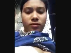 Village girl reveals her intimate parts in a sensual video