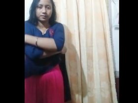 Indian teen reveals her curves in seductive outfit