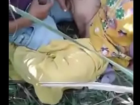 Indian aunt gets outdoor sex