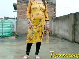 Desi beauty washes up in the tub