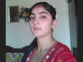 Attractive Pakistani woman stars in a sensual private video recording