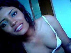 Indian girlfriend gets intimate with her partner at a hotel