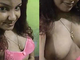 Indian beauty takes risqué selfies for her boyfriend