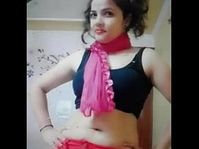 Indian beauty strips down and seduces