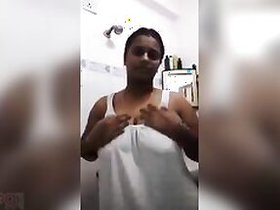 Busty housewife Mallu Desi XXX shows her sweet tits and pussy