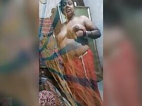 Hillbilly bhabhi gets caught on XXX camera when she shows her tits to Desi