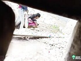 Young Desi girl in a sari knows that the XXX video of her peeing is an MMC