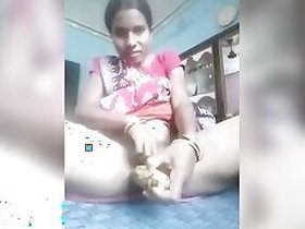 Telugu Desi XXX housewife masturbates her banana-filled pussy