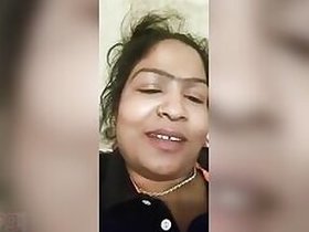 Luscious Desi bhabhi strips to tease with her XXX curves online