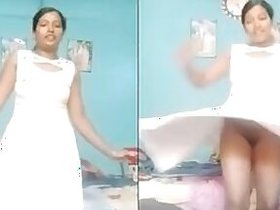 Cute wife gets her pussy on a live show showing off her cunt