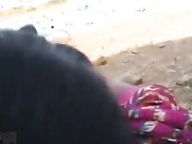Indian MMS desi girl outdoors with a guy