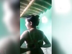 Desi Indian girl shows melon pussy on MMS camera video