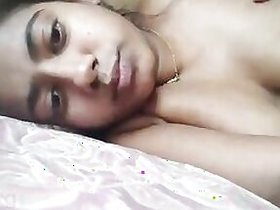 Amateur beauty Desi with her XXX boobs for selfies MMS video