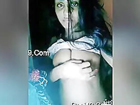 Exclusive Pretty Girl Desi shows her tits