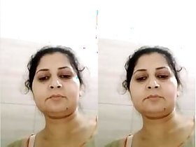 Lusty Bhabhi Records Her Nude Selfie