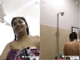 Sexy Bhabhi Bathing by Video Calling