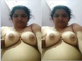 Sexy Bhabhi undresses her Sari and shows her boobs
