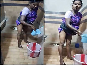 Desi Aunt Cleaning Her Pussy