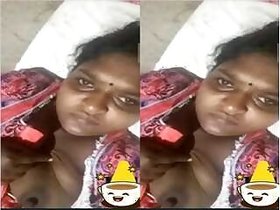 Desi Bhabhi shows her tits on video call