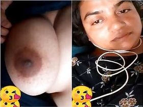 Sexy Bhabhi Shows Tits On Video Call