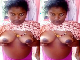 Mallu Bhabhi Shows Tits