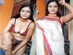 Sexy Indian Girl Desi Shows Her Sexy Body