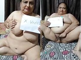 Desi Auntie Shows Her Tits and Pussy
